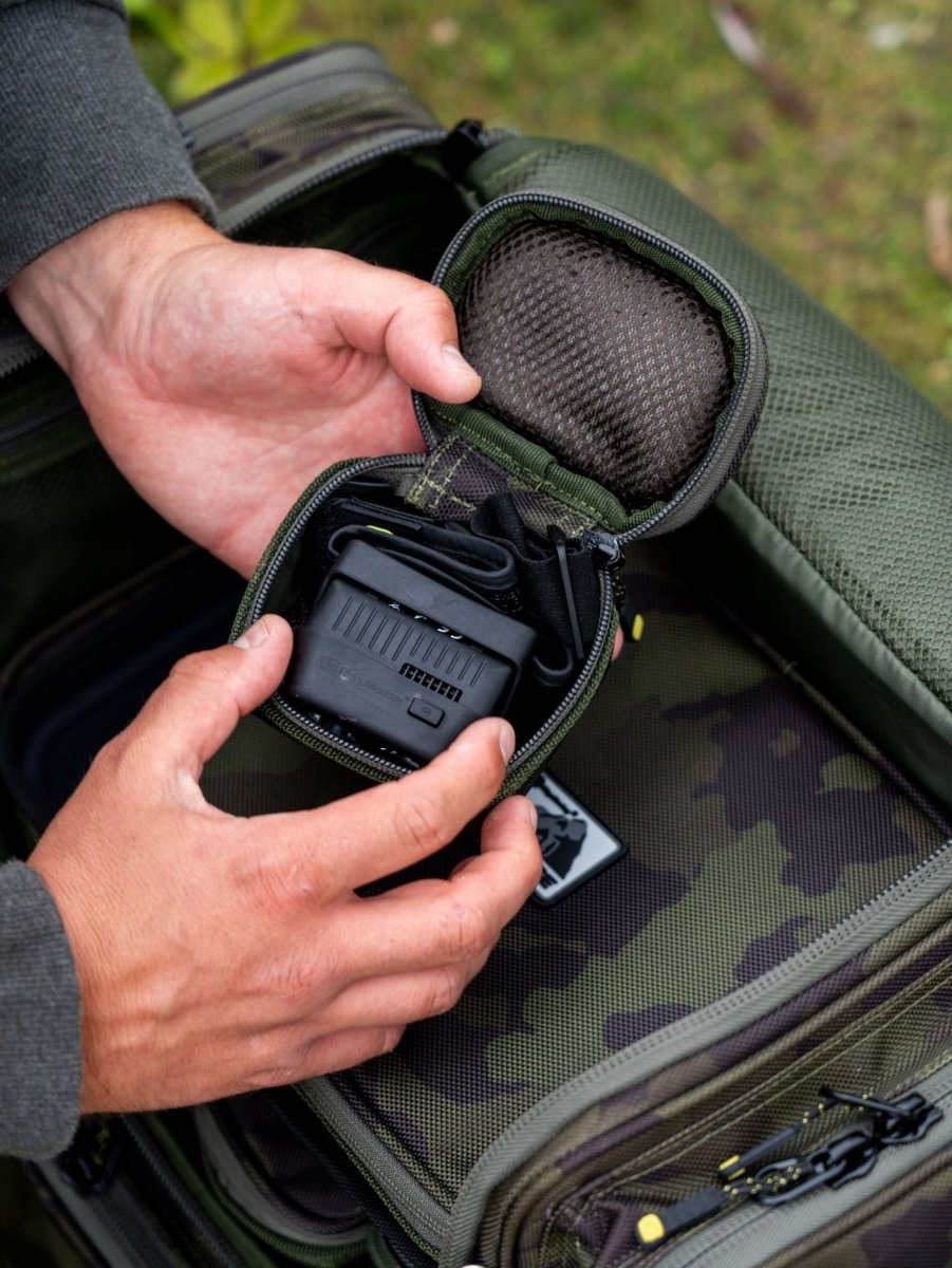 Funda Ridge Monkey Ruggage para linterna frontal - Tienda Carpfishing