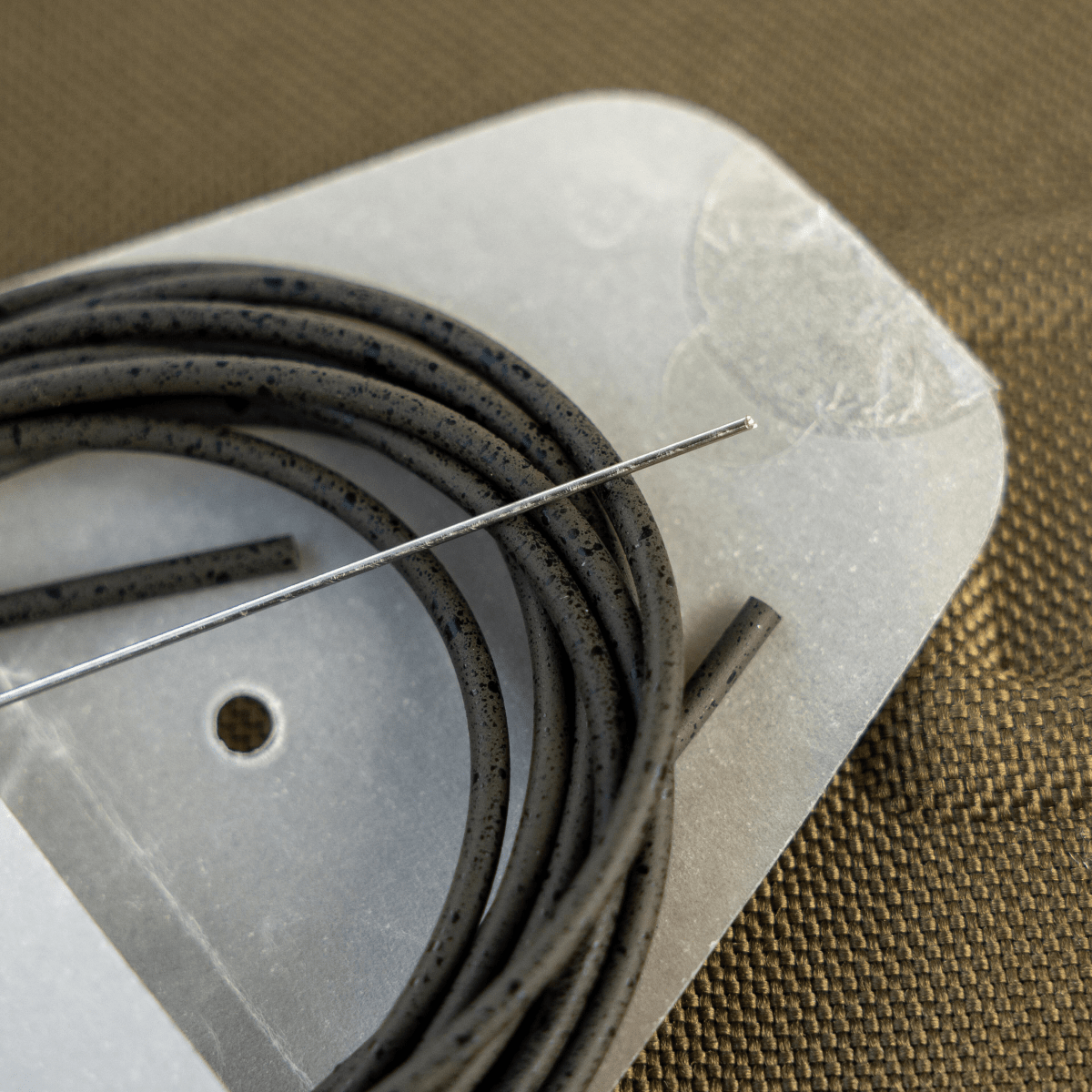 Rig Tubing Tungsteno Avid Carp Outline FleckTone 2m - Tienda Carpfishing