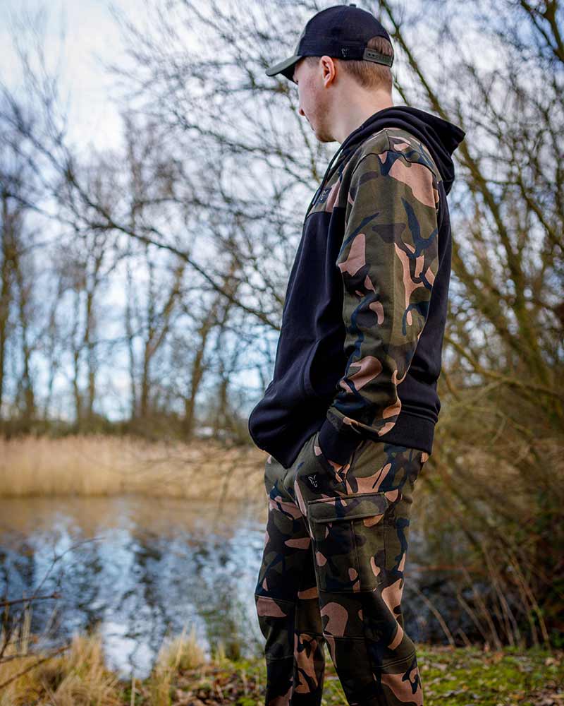 Sudadera Fox LW Negro y Camo con capucha y cremallera - Tienda Carpfishing
