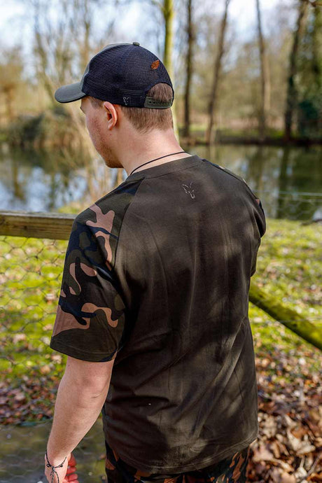 Camiseta Fox Outline T Khaki/Camo - Tienda Carpfishing