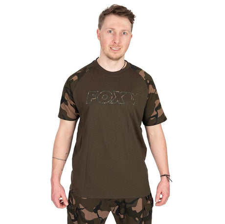 Camiseta Fox Outline T Khaki/Camo - Tienda Carpfishing